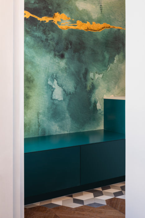 Meuble bas et papier peint vert