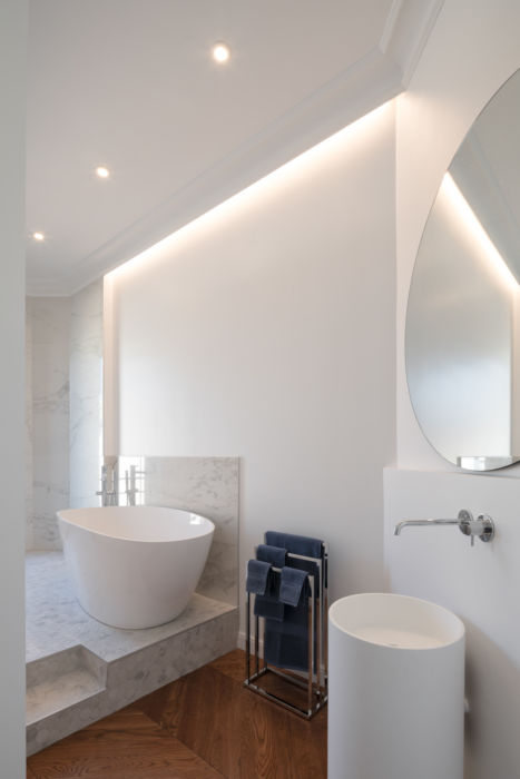 Baignoire et lavabo design blanc