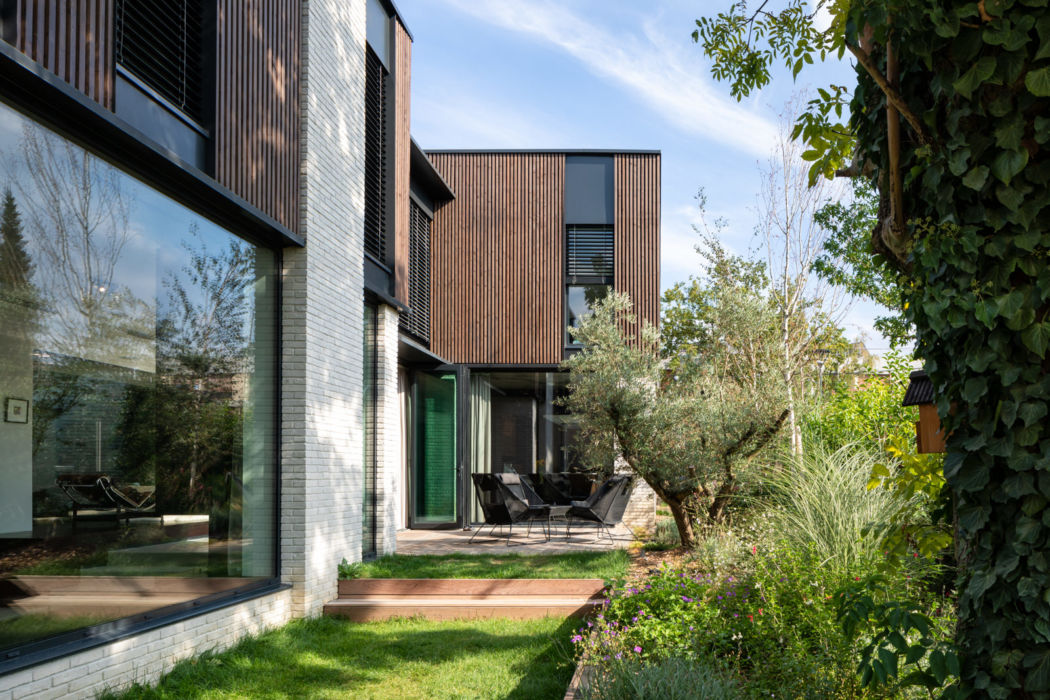 Jardin et maison contemporaine bois et brique
