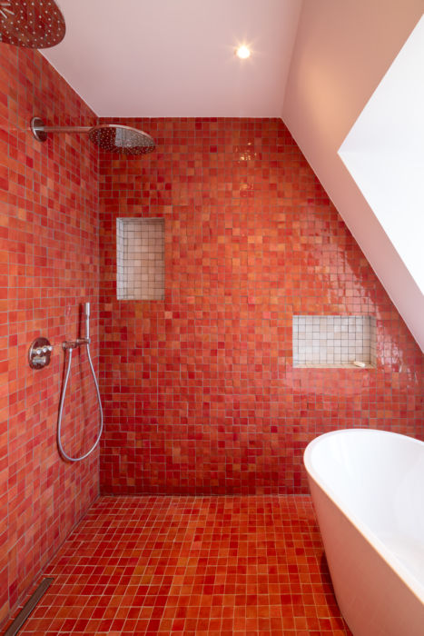 Salle de bain mosaique rouge