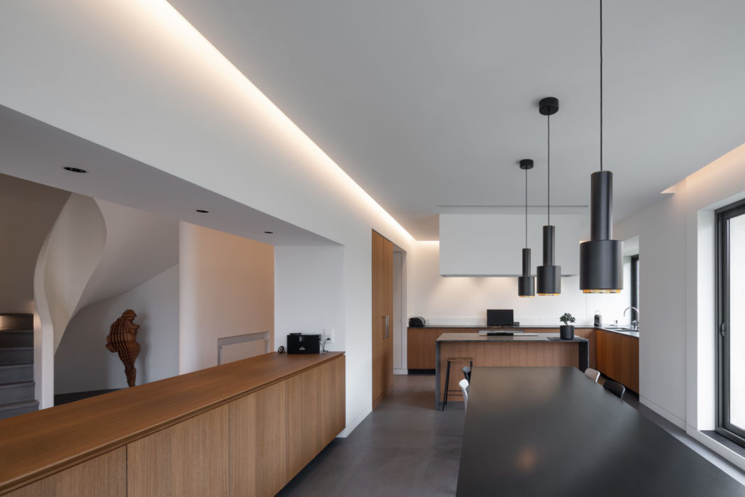 Cuisine contemporaine bois blanc noir